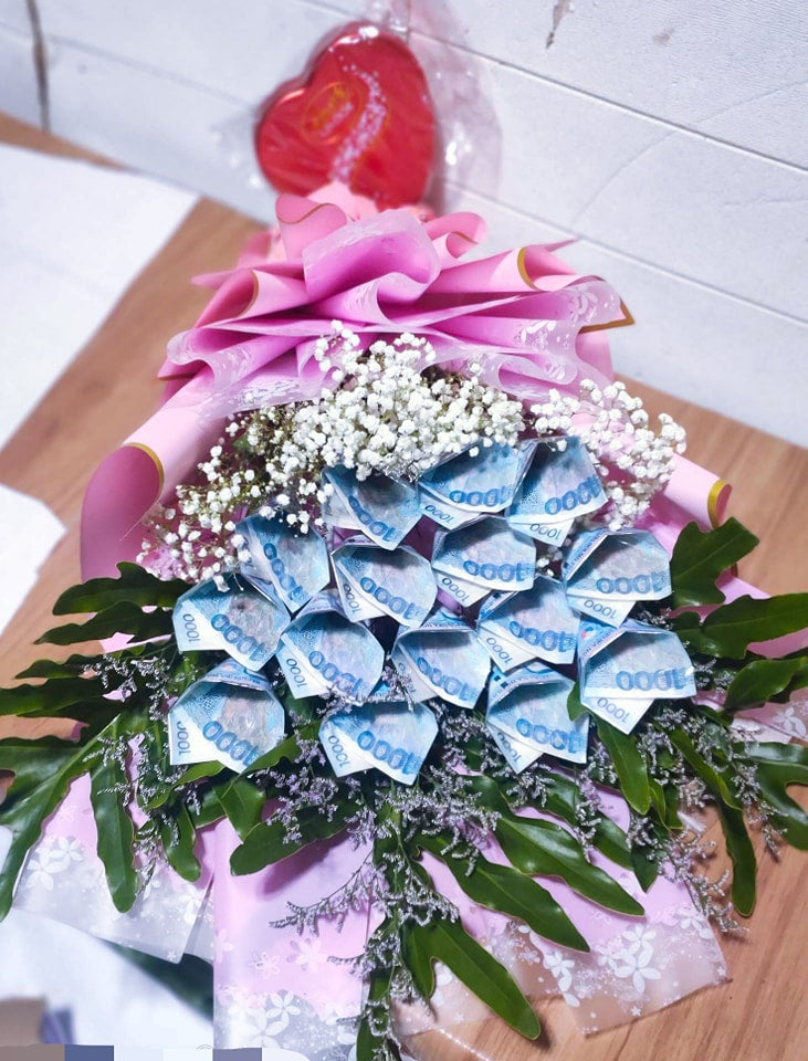 15k Money Bouquet with Lindt Chocolate