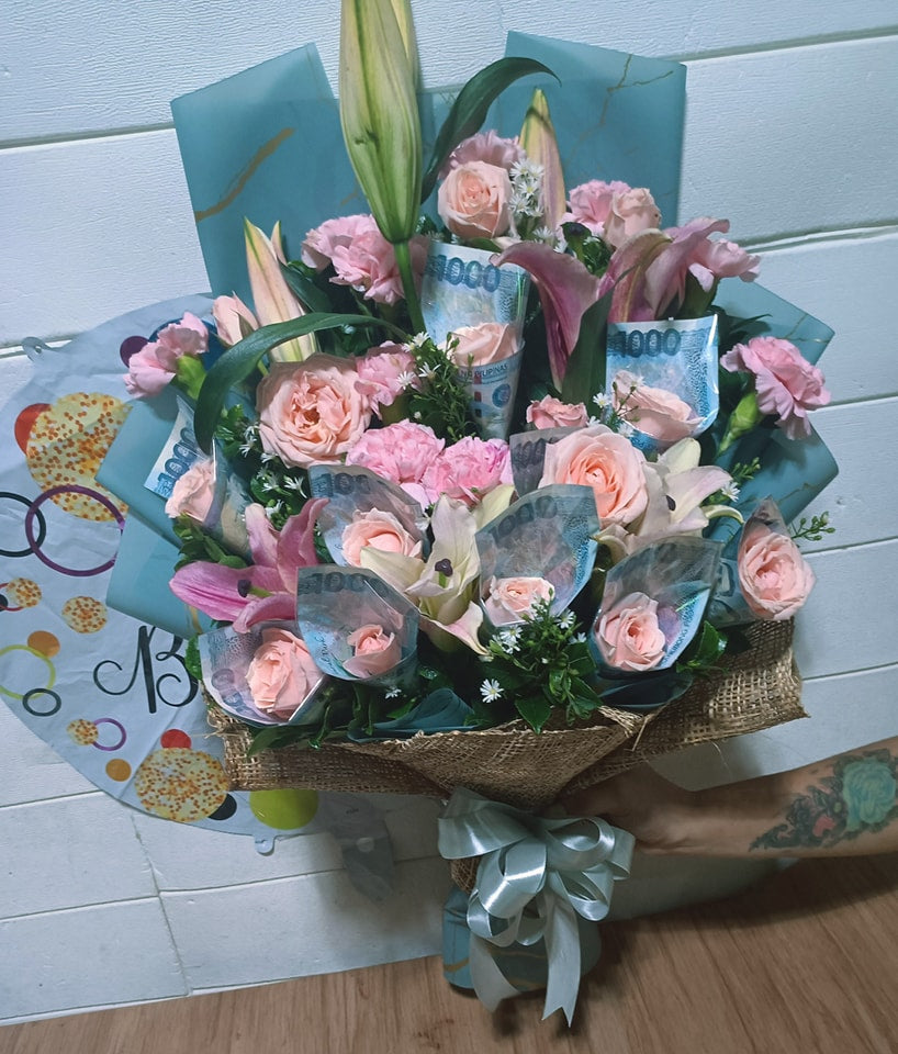 Mixed flowers with 10k Money Bouquet