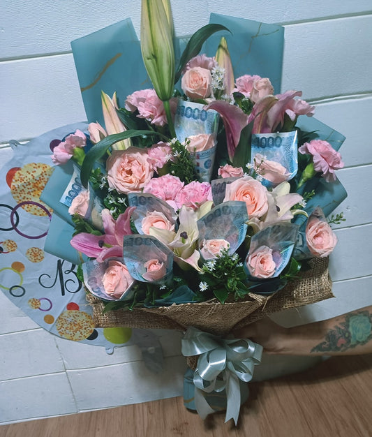 Mixed flowers with 10k Money Bouquet