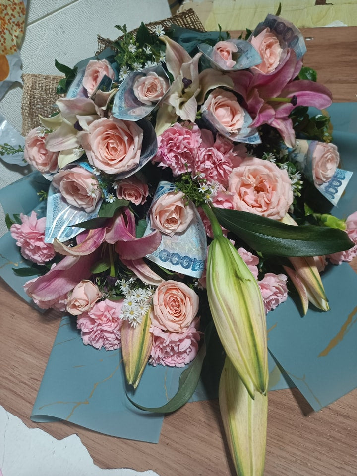 Mixed flowers with 10k Money Bouquet