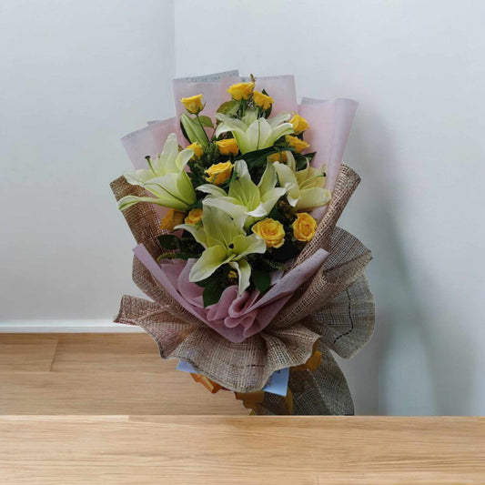 12 Yellow Roses and Lily